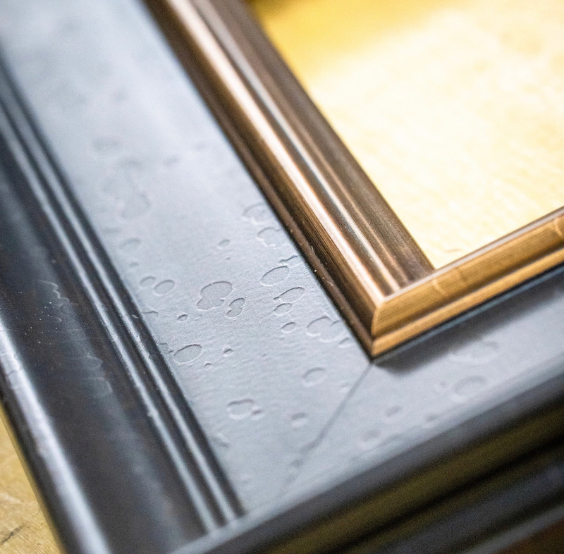 Black Frame With the Best High Quality Craftmanship.