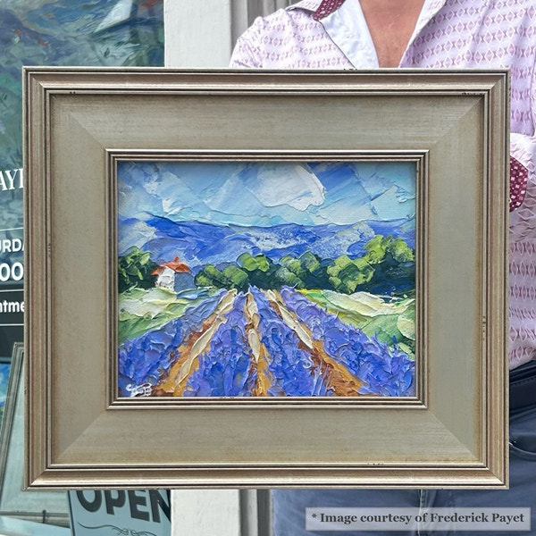 Champagne Plein Air Frame In Front Of Art Gallery